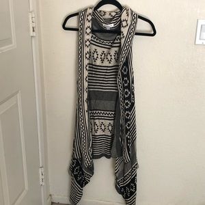 Roommates shawl black and off white